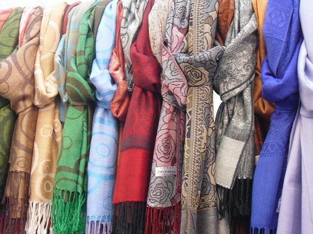 Marier les couleurs : foulard et tenue pour un hijab élégant